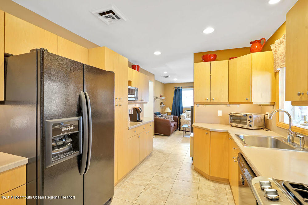 8 Stoecker Road Holmdel, NJ 07733 - Photo 10 of 35 031_dsc00086