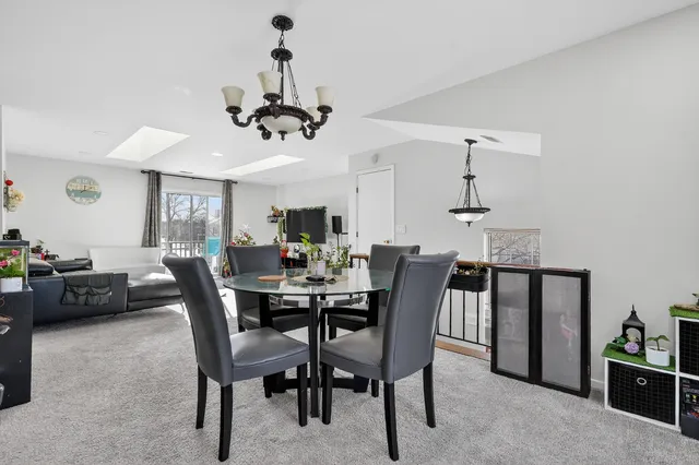 $280,000 | 1913 Windsong Drive, Unit 284, Schaumburg, IL 60169