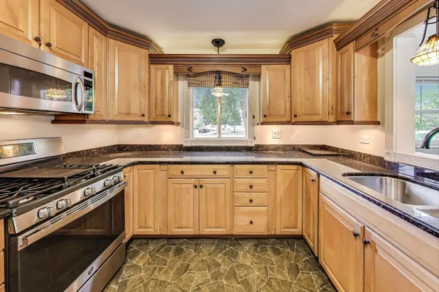 $375,000 | 7339 South Park Avenue, Burr Ridge, IL 60527