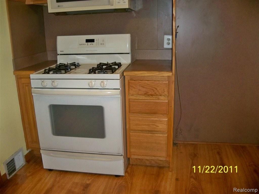 9159 Hemingway Street Redford, MI 48239 - Photo 6 of 13 nov 2011 352.JPG