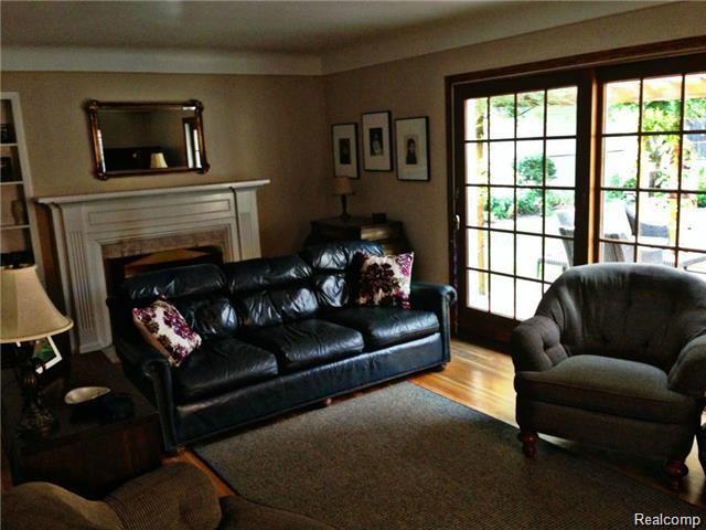 2237 Pembroke Road Birmingham, MI 48009 - Photo 3 of 14 PEMBROKE LIVING.jpg