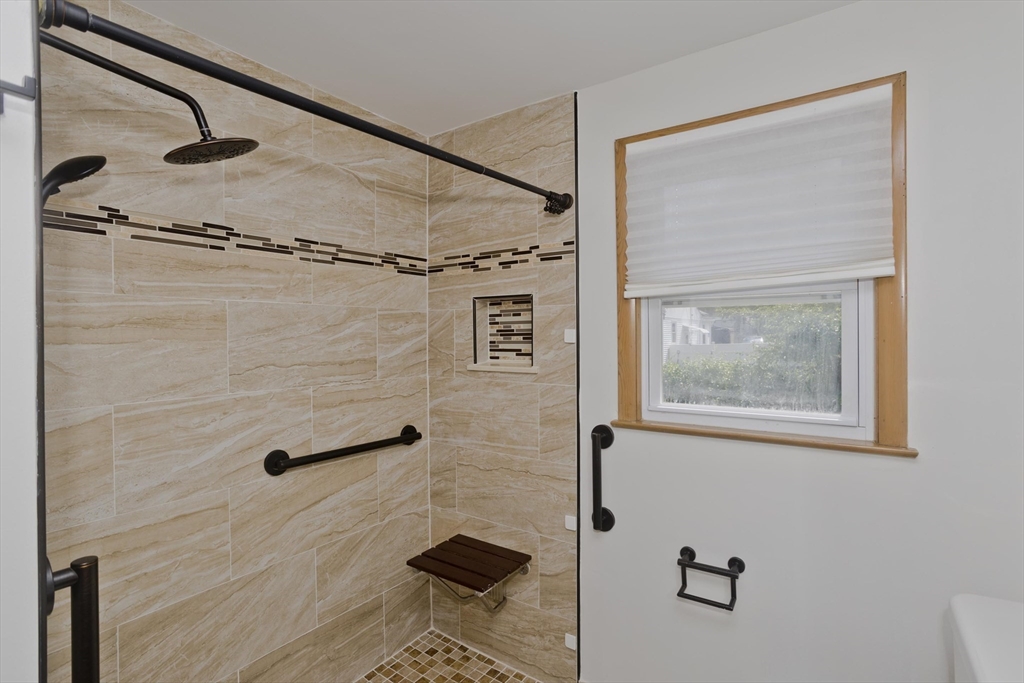374 Commonwealth Avenue Springfield, MA 01108 - Photo 14 of 23