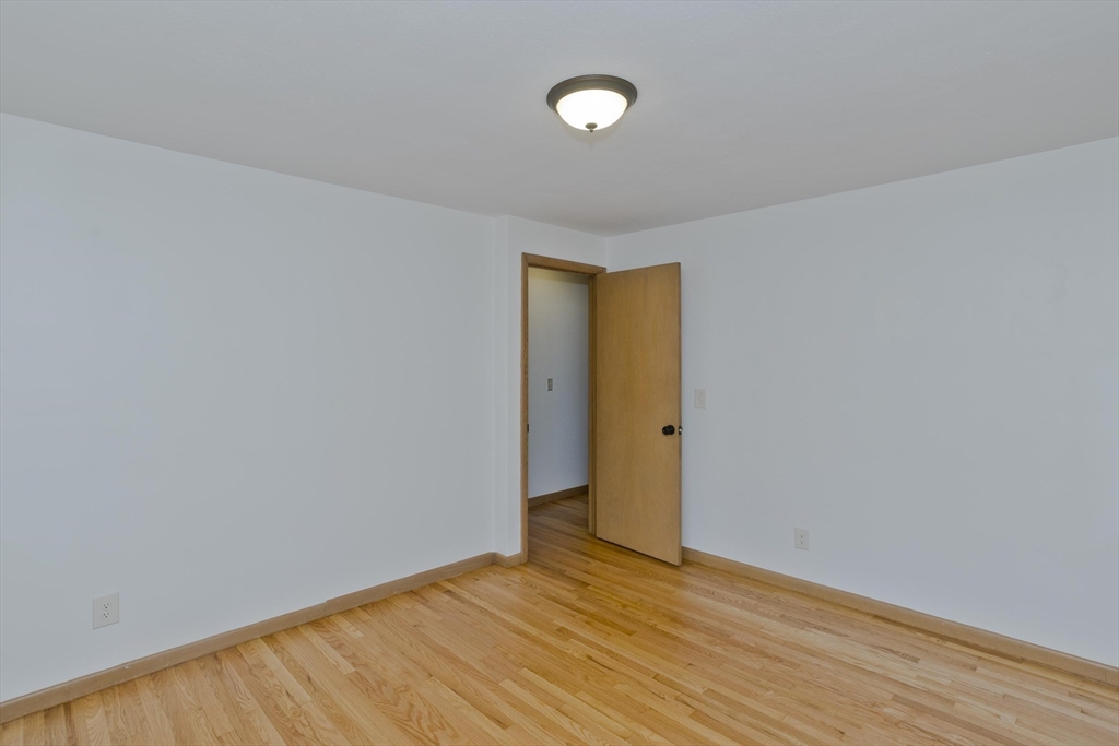 374 Commonwealth Avenue Springfield, MA 01108 - Photo 16 of 23
