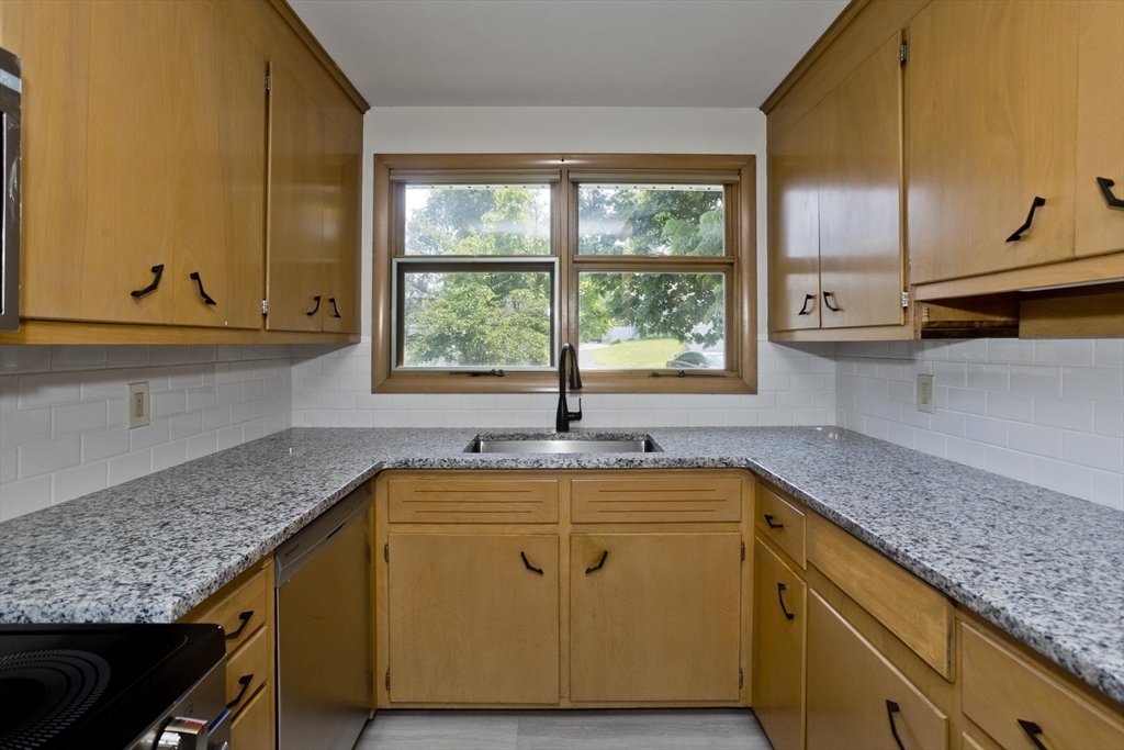 374 Commonwealth Avenue Springfield, MA 01108 - Photo 5 of 23