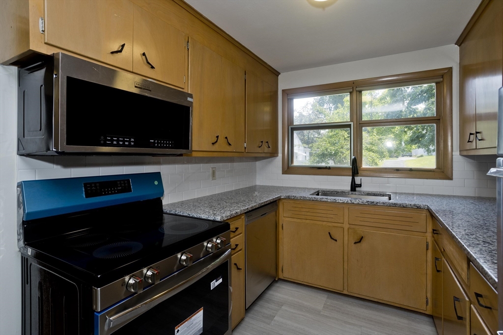 374 Commonwealth Avenue Springfield, MA 01108 - Photo 6 of 23