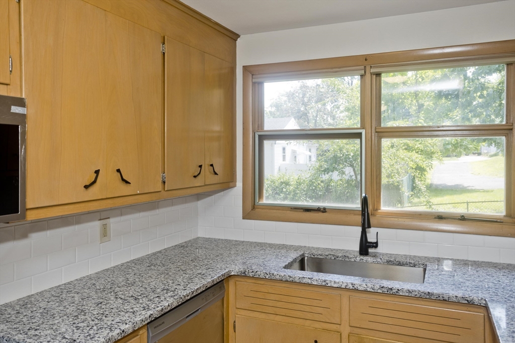 374 Commonwealth Avenue Springfield, MA 01108 - Photo 9 of 23