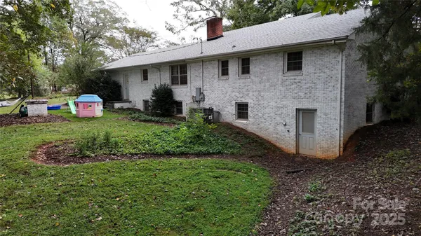 a view of yard with trees