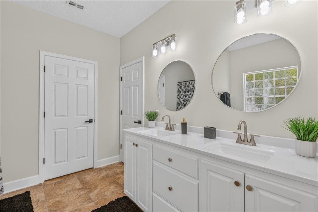 2657 Horseshoe Cove Road Waverly, GA 31565 - Photo 33 of 55 Primary Bathroom View
