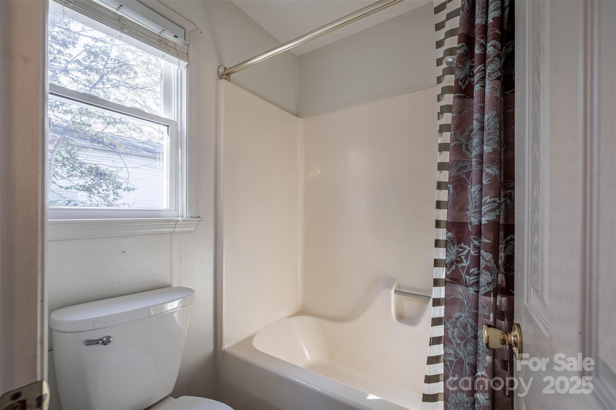 2693 Farmland Acrs Road Morganton, NC 28655 - Photo 26 of 33 a bathroom with a bathtub and window