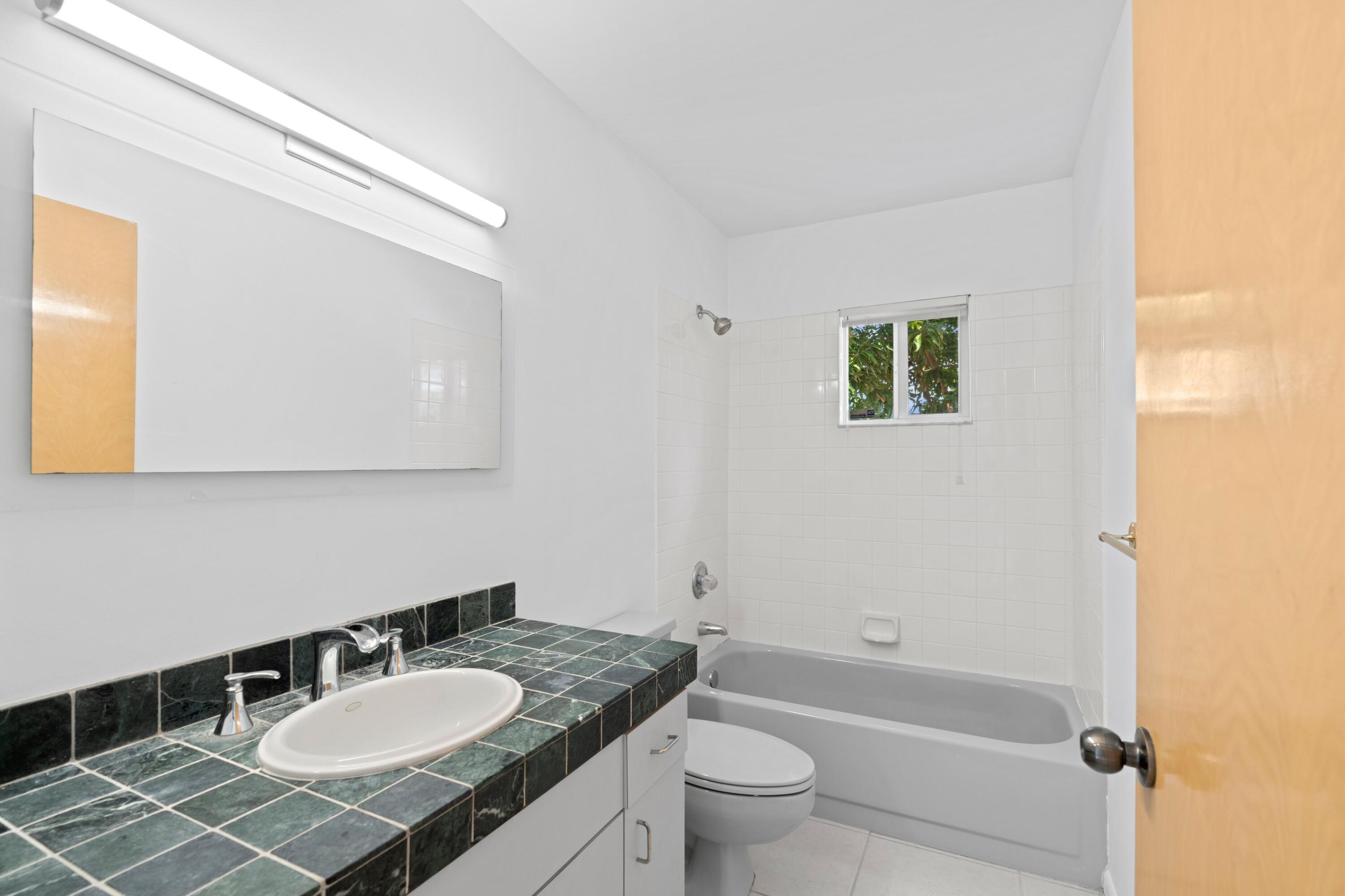 1050 Northwest 5th Avenue Boca Raton, FL 33432 - Photo 19 of 32 Bathroom #2