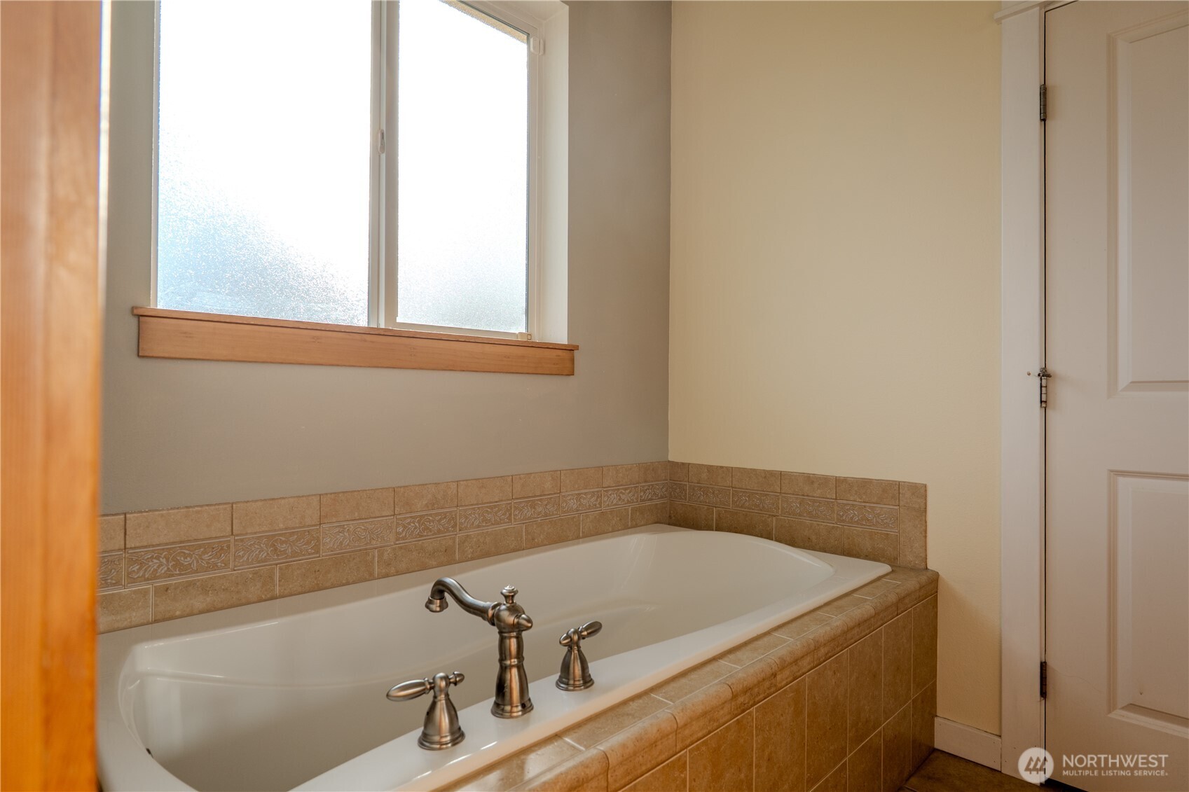 9723 Phillips Road Southeast Port Orchard, WA 98367 - Photo 20 of 37 a bath tub sitting next to a window