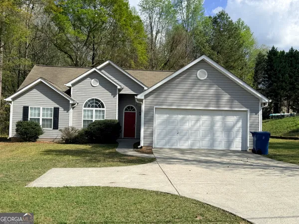 a view of room with a yard