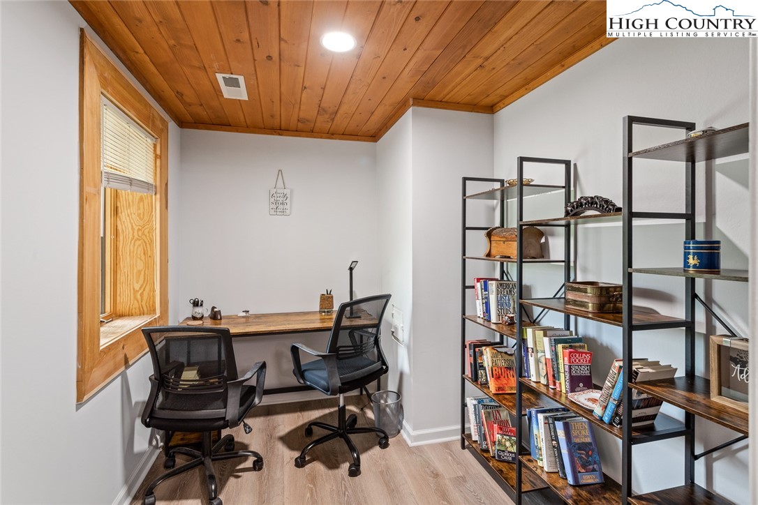2560 Watauga River Road Sugar Grove, NC 28679 - Photo 28 of 50 a room with musical instruments