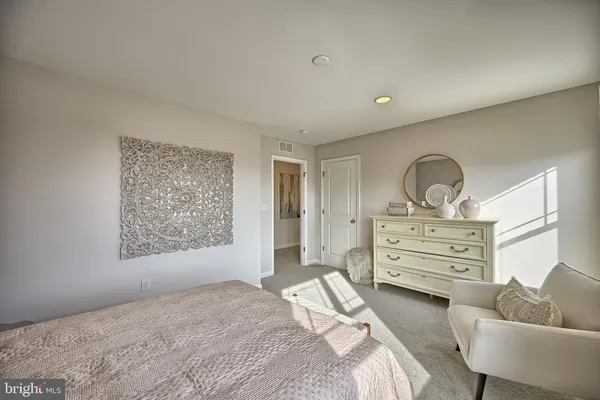 a black and white photo of a black white and white wall