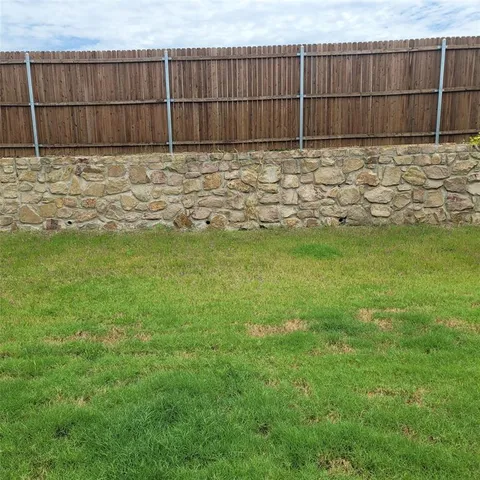 a view of a backyard