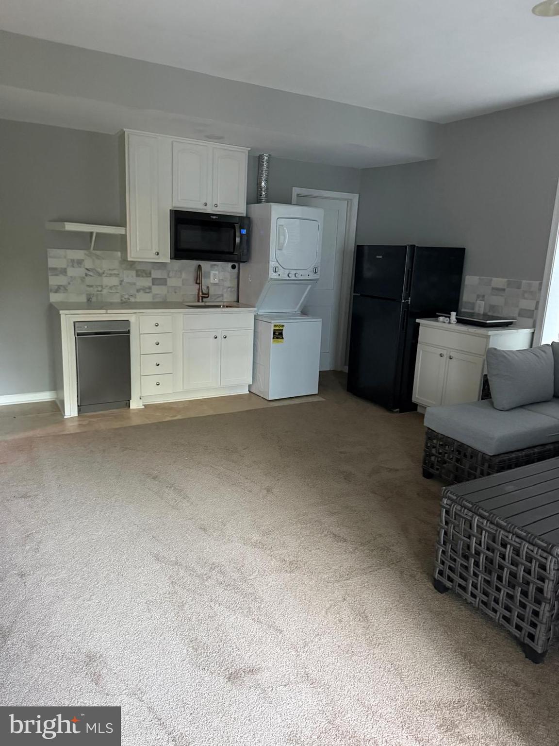 18970 Rosings Way Triangle, VA 22172 - Photo 5 of 16 a living room with furniture and a flat screen tv