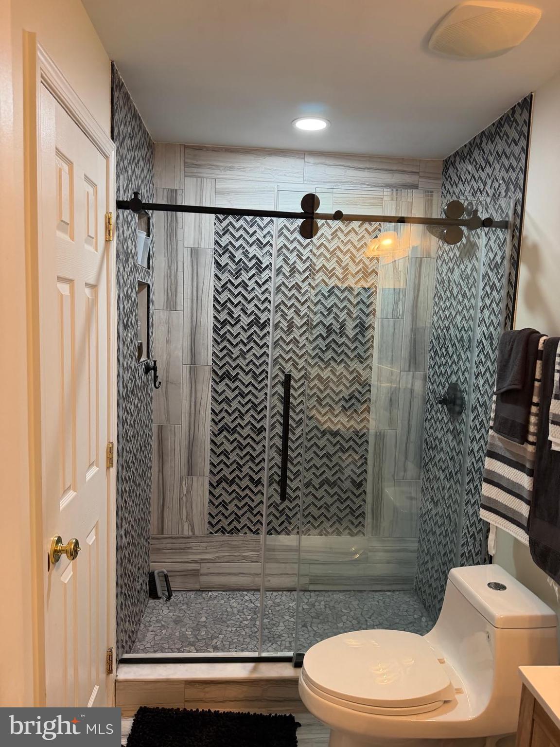 18970 Rosings Way Triangle, VA 22172 - Photo 6 of 16 a bathroom with a toilet and shower