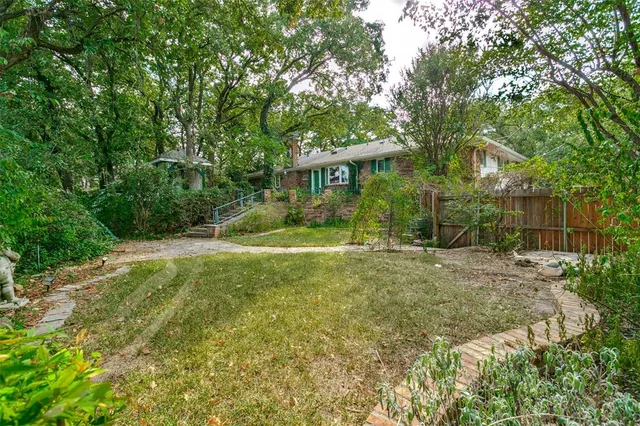 a picture of a small white wall