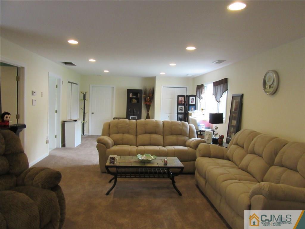 31 Emerald Road Kendall Park, NJ 08824 - Photo 6 of 20 Gallery Image 6