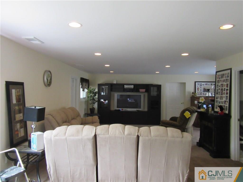 31 Emerald Road Kendall Park, NJ 08824 - Photo 7 of 20 Gallery Image 7