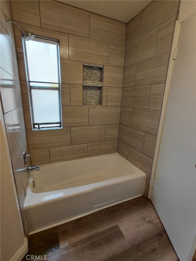 14530 Nautical Lane, Unit 15 Helendale, CA 92342 - Photo 7 of 14 a bathroom with a bathtub