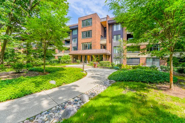 $550,000 | 1401 Burr Oak Road, Unit 108B, Hinsdale, IL 60521