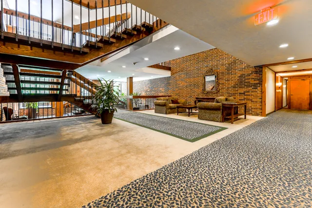 $550,000 | 1401 Burr Oak Road, Unit 108B, Hinsdale, IL 60521