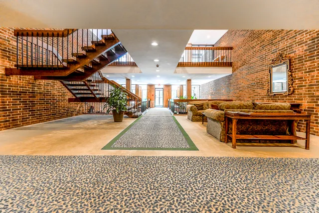 $550,000 | 1401 Burr Oak Road, Unit 108B, Hinsdale, IL 60521