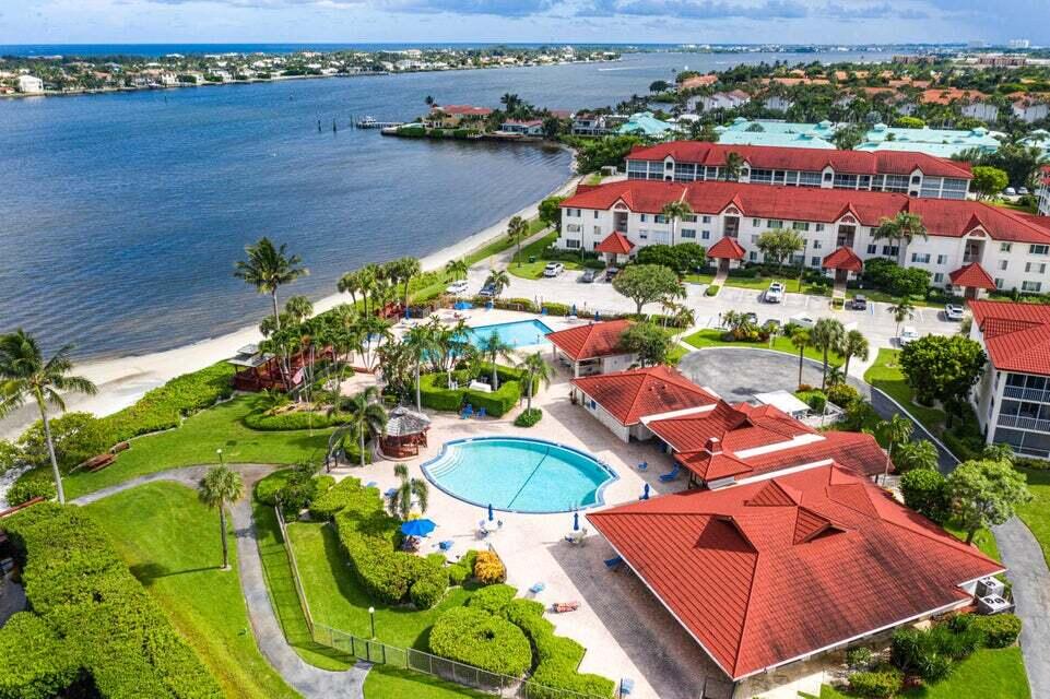 104 Half Moon Circle, Unit B3 Hypoluxo, FL 33462 - Photo 34 of 58 hmb