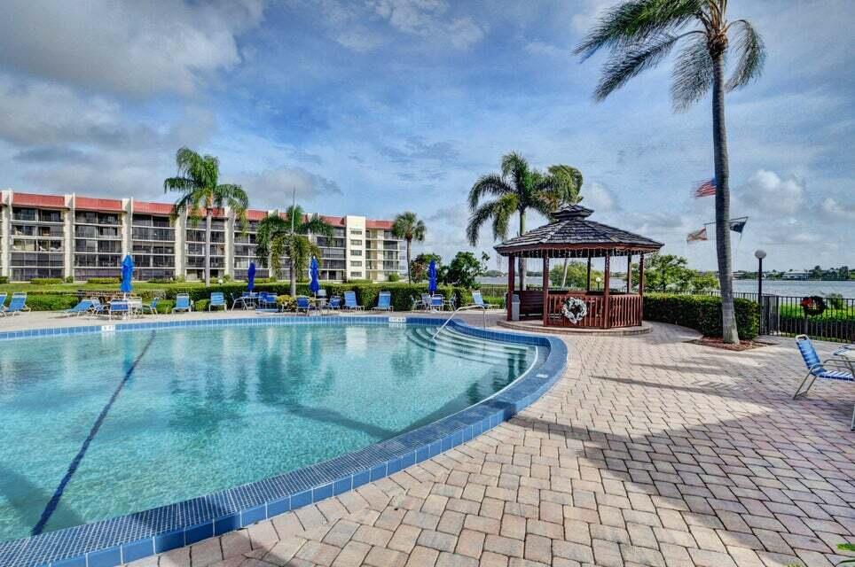 104 Half Moon Circle, Unit B3 Hypoluxo, FL 33462 - Photo 40 of 58 hmb25