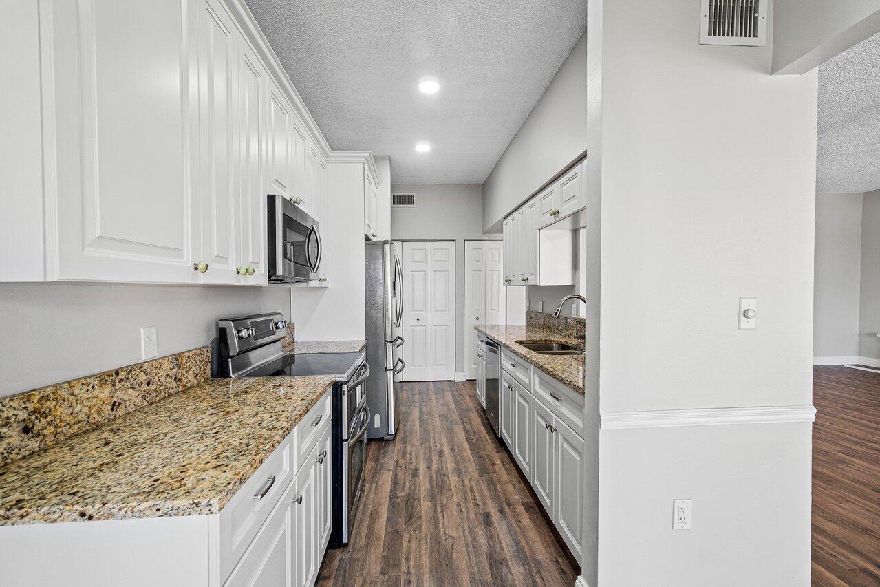 104 Half Moon Circle, Unit B3 Hypoluxo, FL 33462 - Photo 10 of 58 010-104HalfMoonCircle-Hypoluxo-FL-33462-