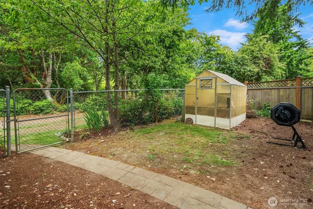 a view of a backyard