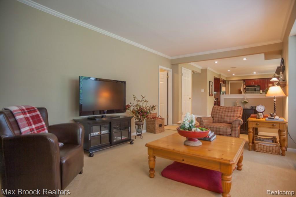 2715 Hunters Hill Road Bloomfield Hills, MI 48304 - Photo 23 of 45 IMG_1890.jpg