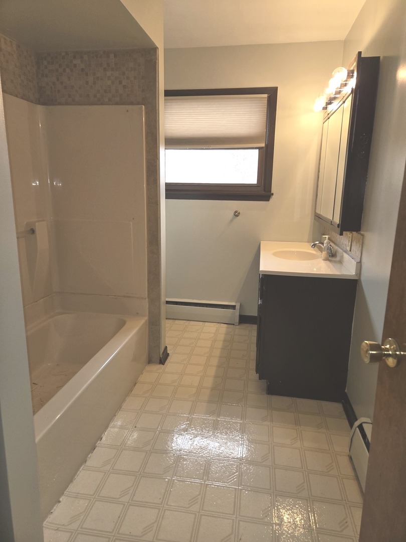 1309 Crest Lane Rochelle, IL 61068 - Photo 13 of 18 a bathroom with a bathtub