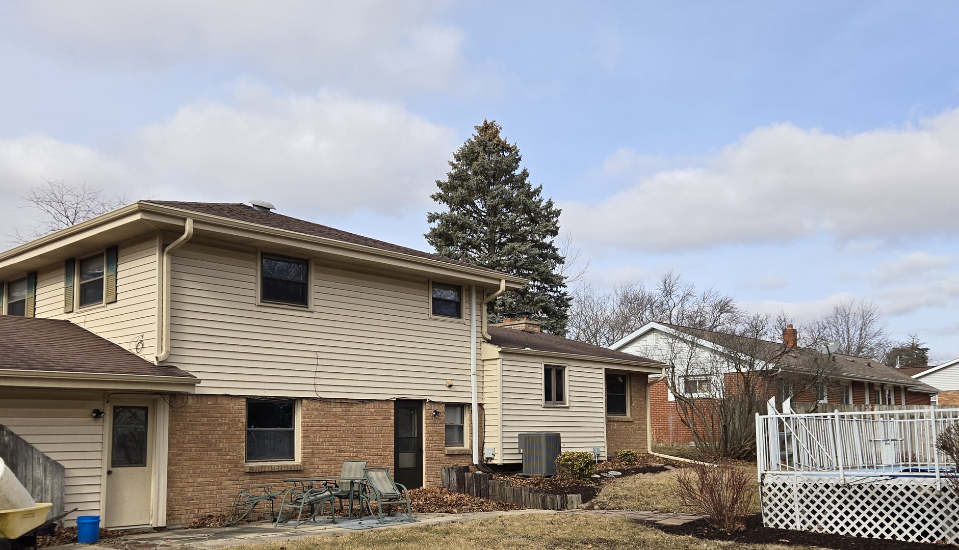 1309 Crest Lane Rochelle, IL 61068 - Photo 2 of 18 a front view of a house