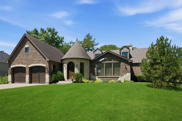 $1,055,000 | 10-s230 South Grant Street, Burr Ridge, IL 60527