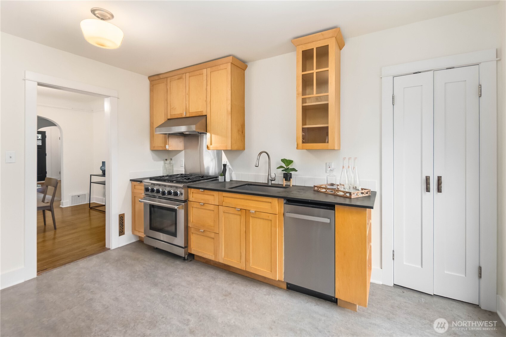 421 North 40th Street Seattle, WA 98103 - Photo 11 of 40