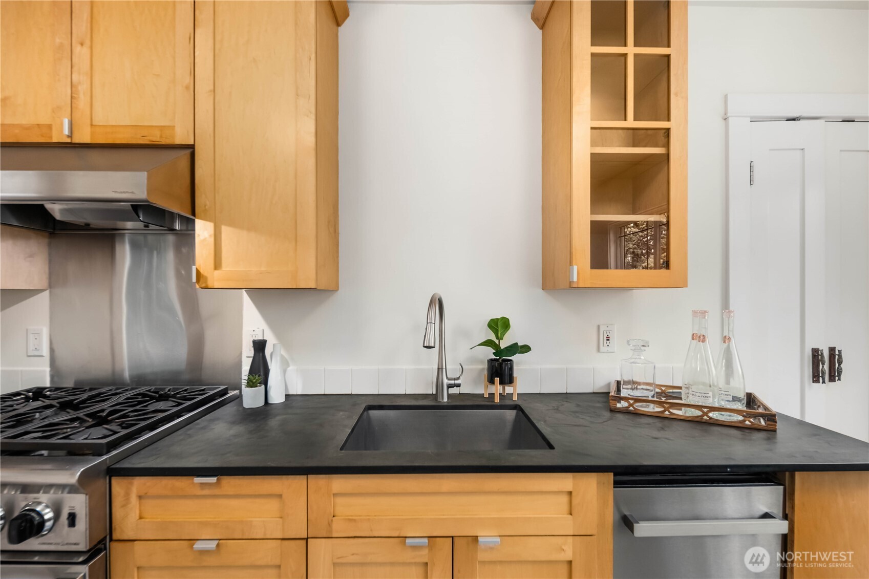 421 North 40th Street Seattle, WA 98103 - Photo 13 of 40