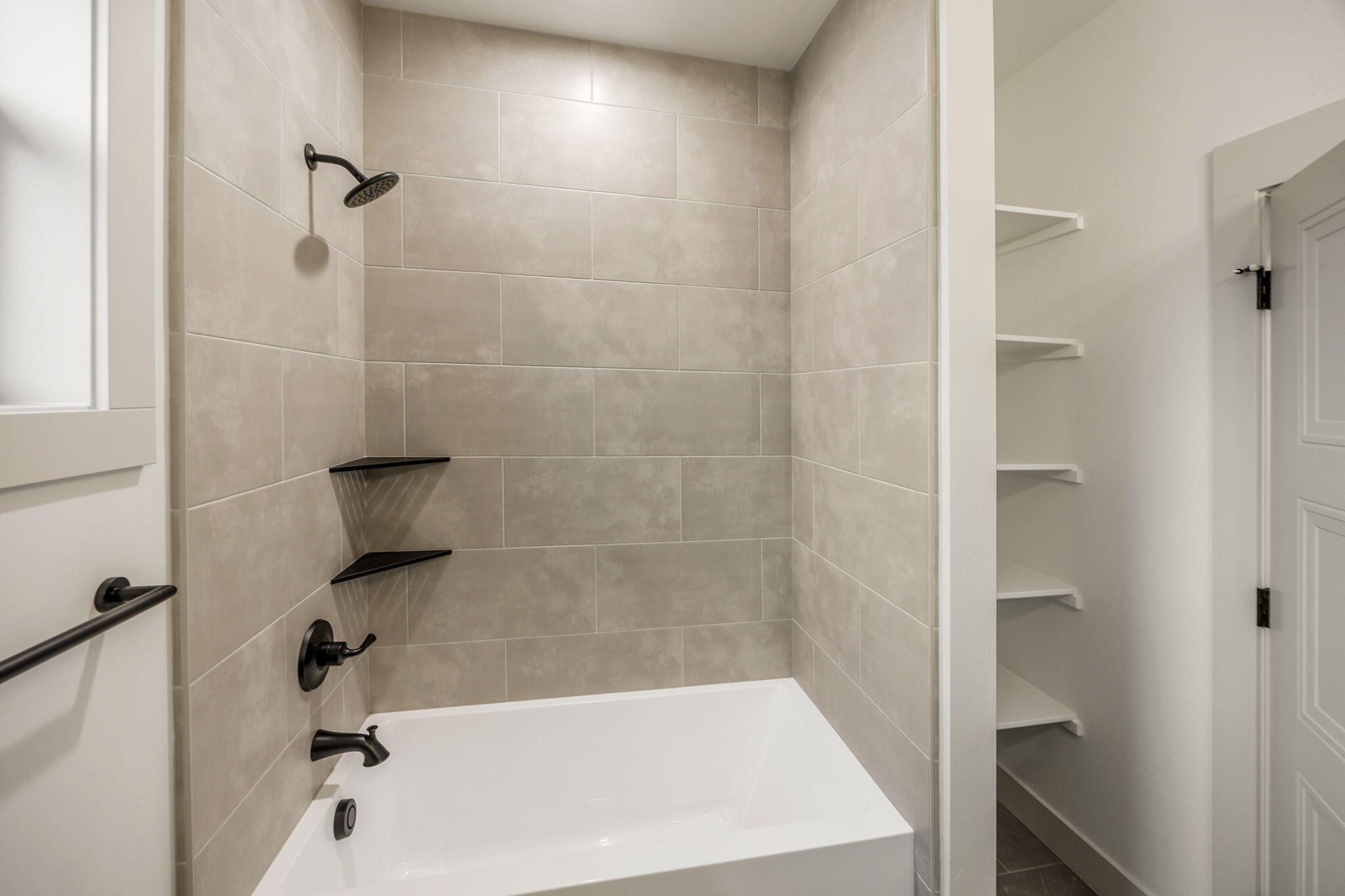356 Randy Street Ashland, OR 97520 - Photo 31 of 41 Guest Bathroom