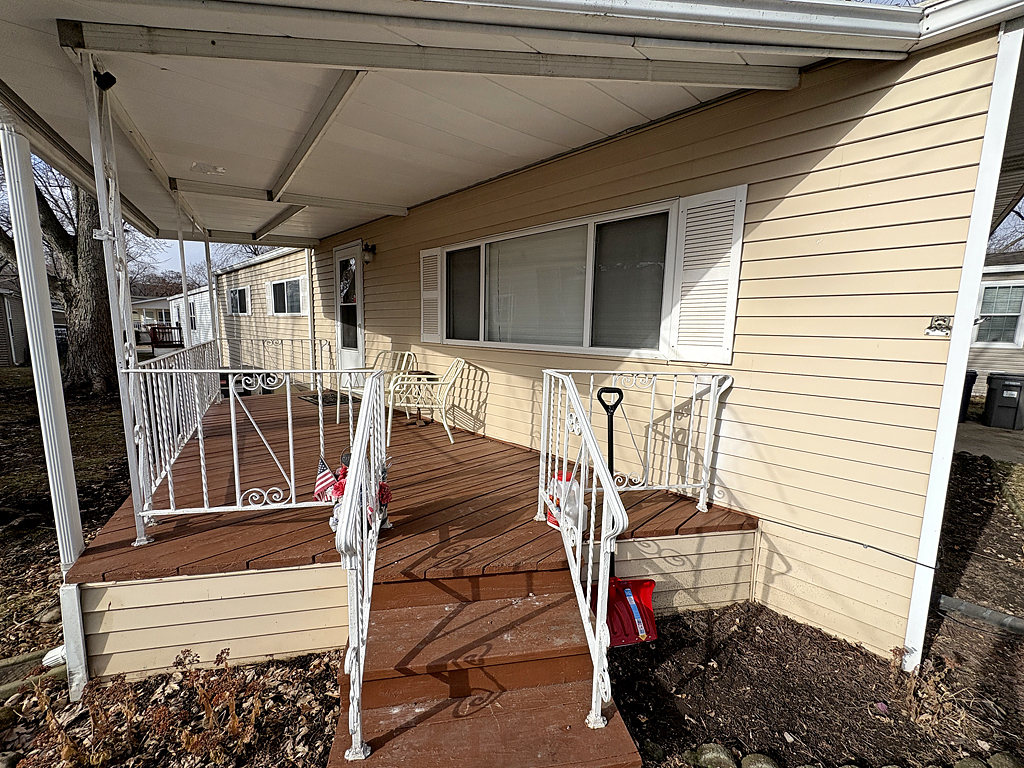 1134 Lakeview Road Elgin, IL 60123 - Photo 4 of 26 a view of a balcony with entryway