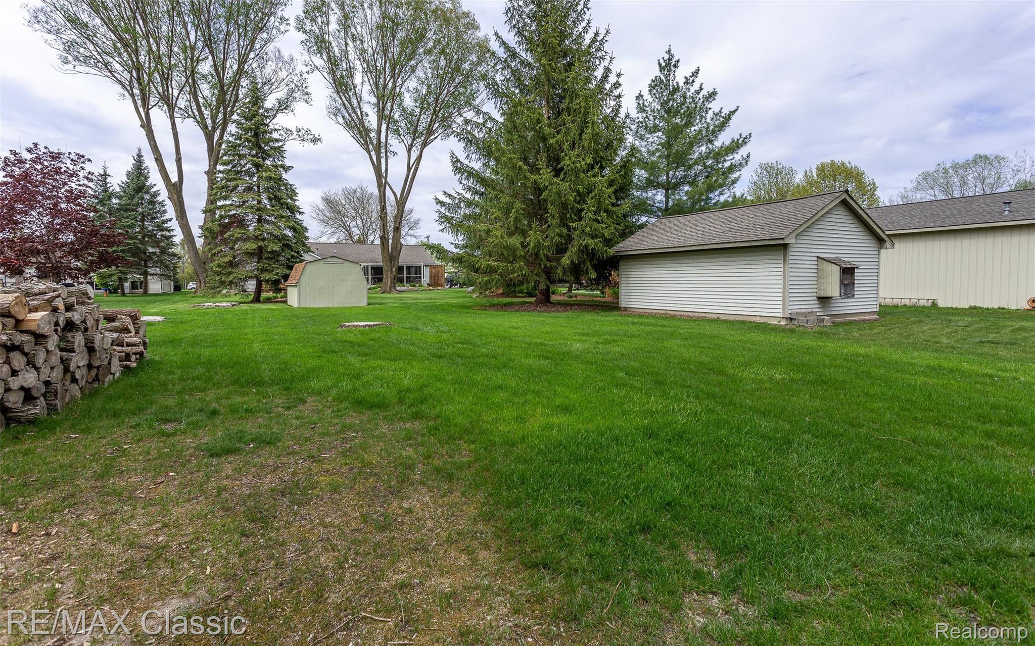 4021 West Maple Road Wixom, MI 48393 - Photo 38 of 46 4021 west maple exteriors (9).jpg