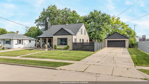 $299,900 | 209 East 17th Street, Kaukauna, WI 54130