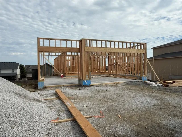 $415,950 | 411 Woodview Drive, Raymore, MO 64083