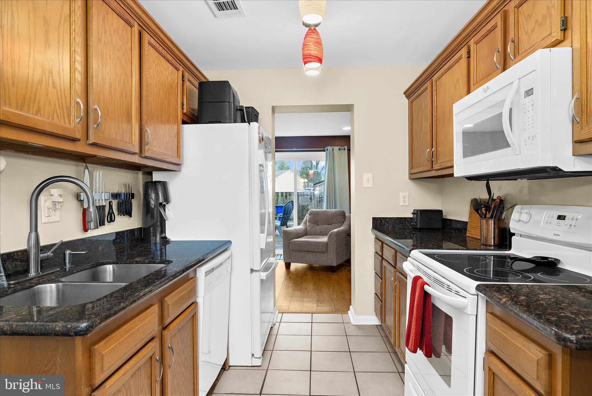 47 Vienna Court Frederick, MD 21702 - Photo 14 of 47 a kitchen that has a sink and a stove