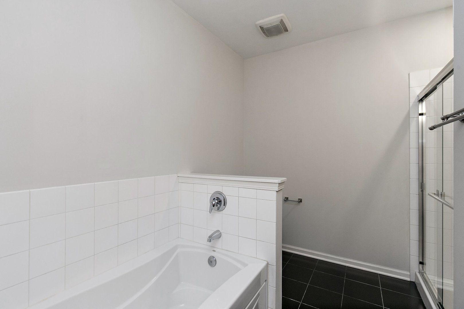 640 McHenry Road, Unit 303 Wheeling, IL 60090 - Photo 13 of 20 a bathroom with a bathtub