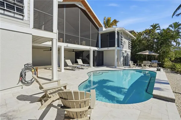 a view of a house with backyard