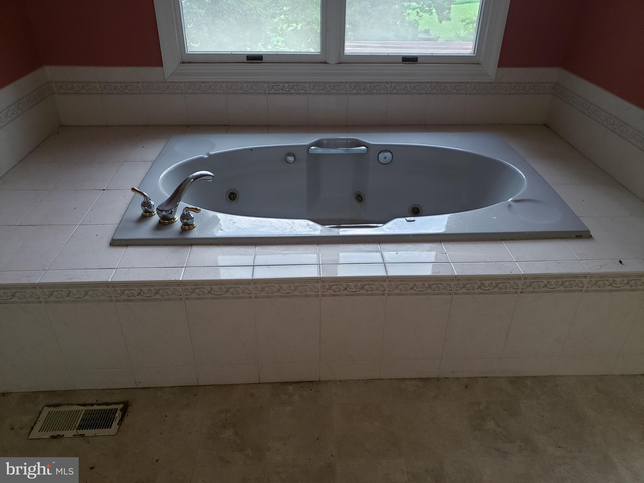 1303 Arnold Road Westminster, MD 21157 - Photo 49 of 53 BATH 1 IN BEDROOM 1 - UPPER LEVEL 3 - SOAKING TUB