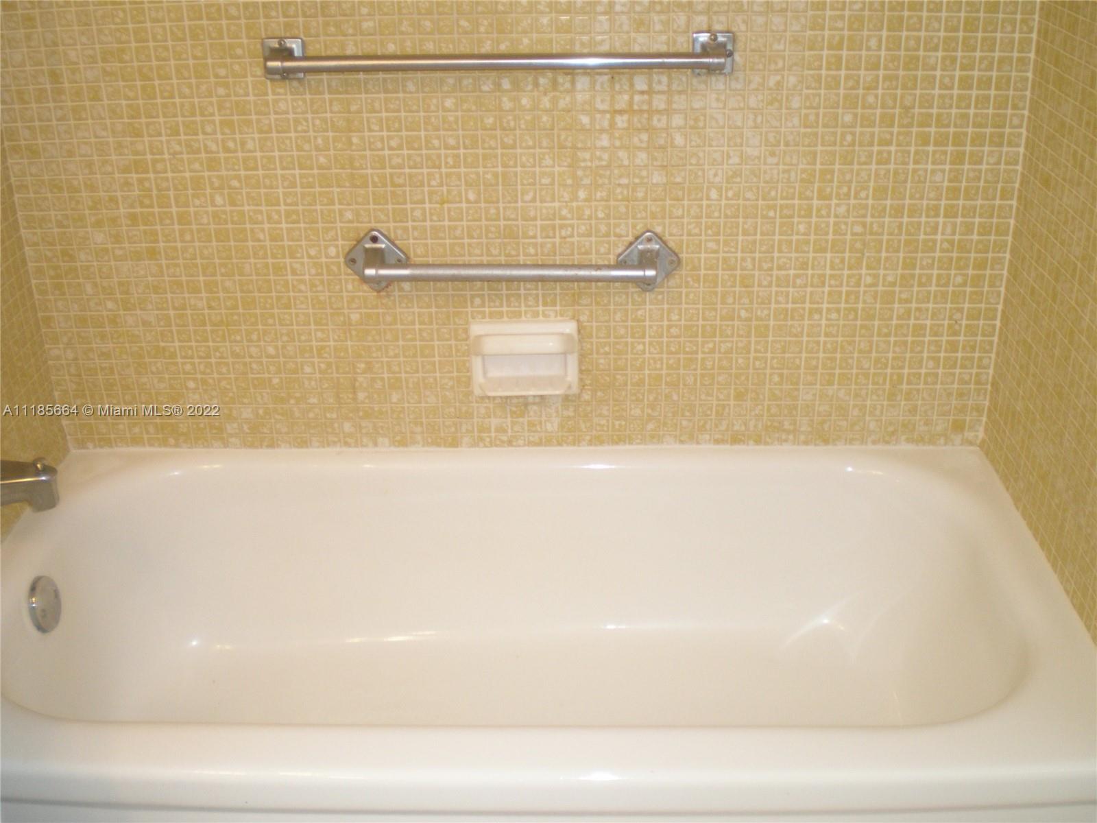 129 Brighton D, Unit 129 Boca Raton, FL 33434 - Photo 12 of 28 a bathroom with a bathtub