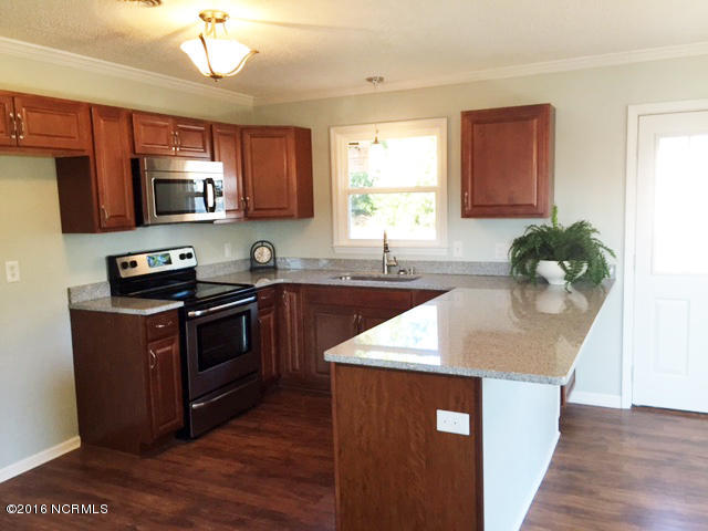 318 Burbank Road Wilmington, NC 28412 - Photo 4 of 11 Photo 161223 MLS Staging - Burbank 318 (