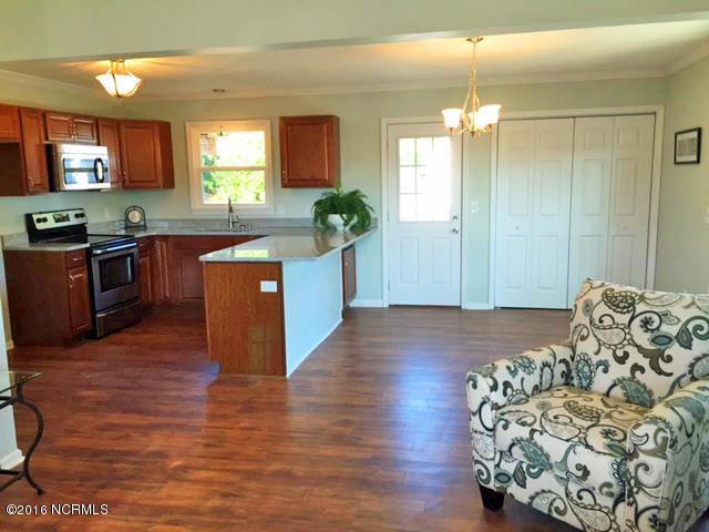318 Burbank Road Wilmington, NC 28412 - Photo 7 of 11 Photo 161223 MLS Staging - Burbank 318 (
